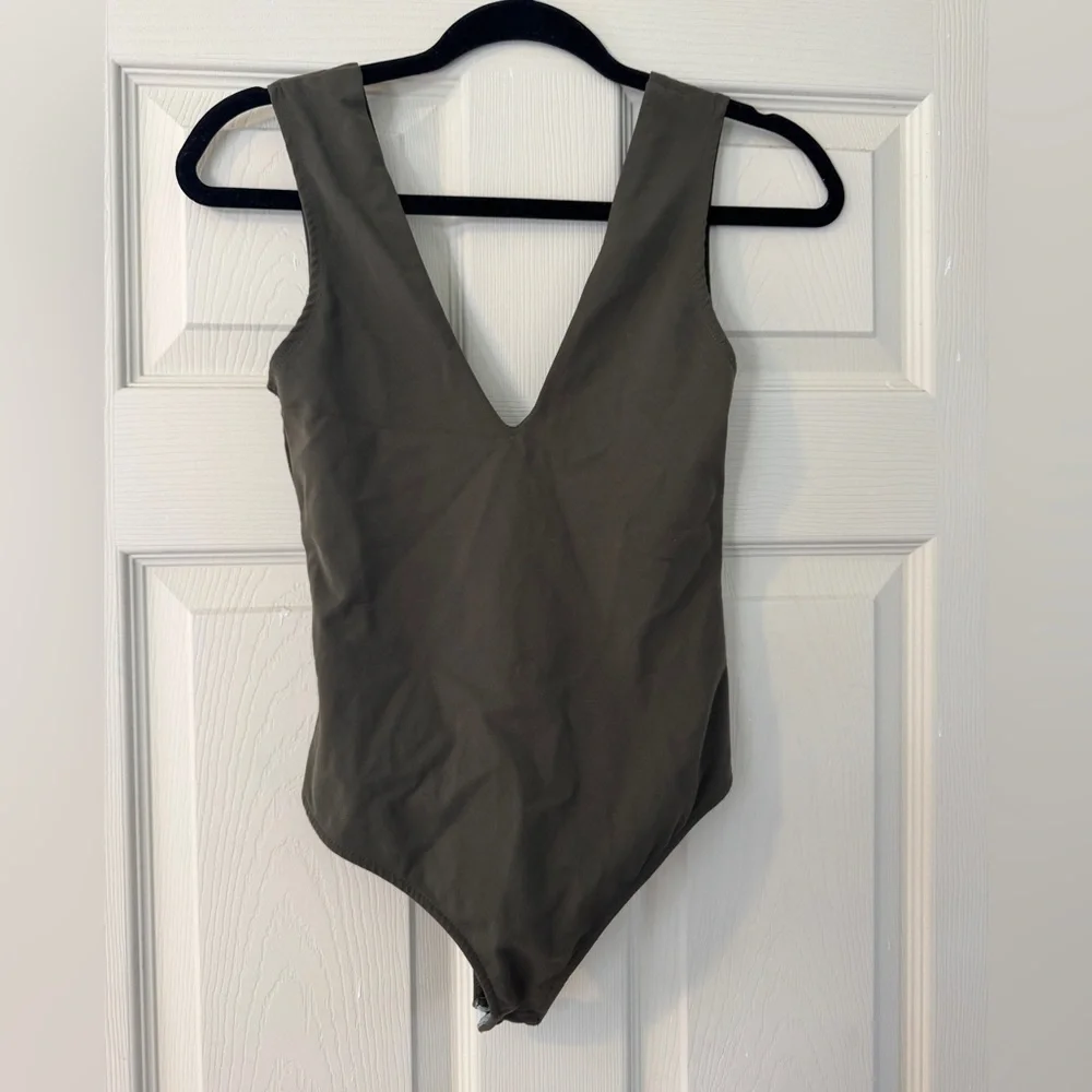 4/$25 Like new intimately free people Olive Green body suit sz XS